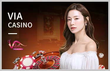 Bàn Poker Texas Hold'em với người chơi và chip cược